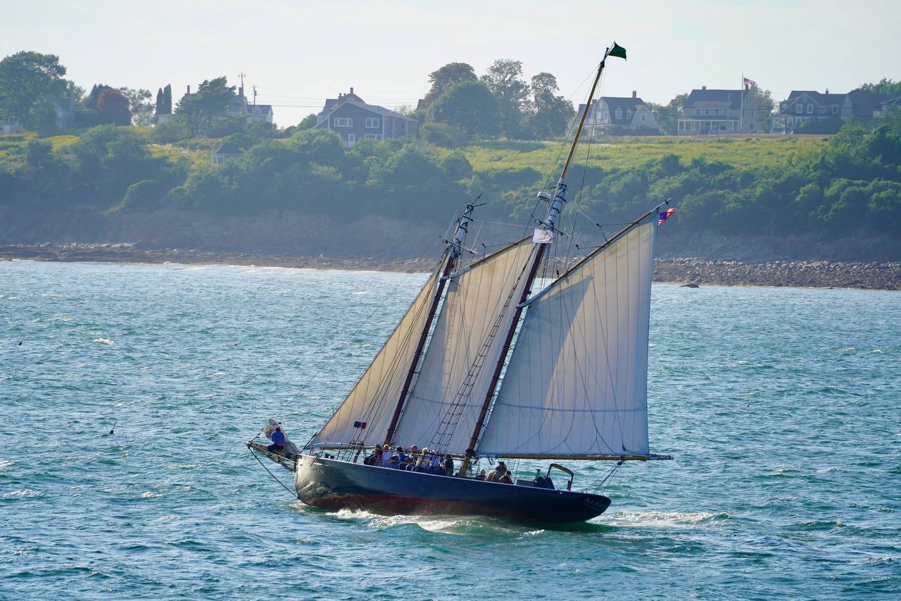 Schooner Alert with full sails